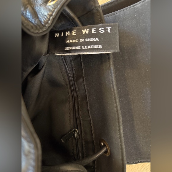 Vintage soft leather mini backpack w/drawstring snap close & front zip pocket - Picture 5 of 10